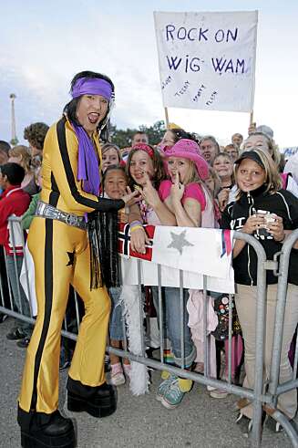 GLAM-FANS: Wig Wam-sirkuset var ikke lett å komme ut av. Her møter Glam fans under Momarkedet i 2005. GLAM-FANS: Wig Wam-sirkuset var ikke lett å komme ut av. Her møter Glam fans under Momarkedet i 2005.