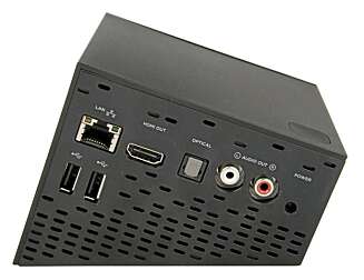 Enkel: Nettverk, HDMI, optisk og analoge lydutganger og to USB-porter er alt som sitter på baksiden. Det er også en vifte som blåser varm luft ut på baksiden. Denne er ganske støysvak, men helt stille er Boxee Box ikke. Enkel: Nettverk, HDMI, optisk og analoge lydutganger og to USB-porter er alt som sitter på baksiden. Det er også en vifte som blåser varm luft ut på baksiden. Denne er ganske støysvak, men helt stille er Boxee Box ikke.