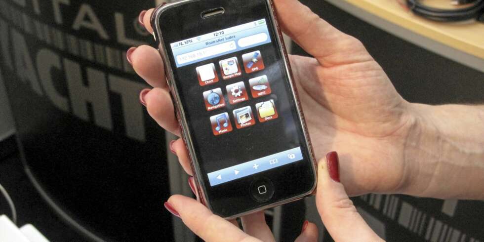 SERVER: Digital Yacht har utviklet verdens første trådløse navigasjonsserver for båtbruk med iPhone og iPad. SERVER: Digital Yacht har utviklet verdens første trådløse navigasjonsserver for båtbruk med iPhone og iPad.