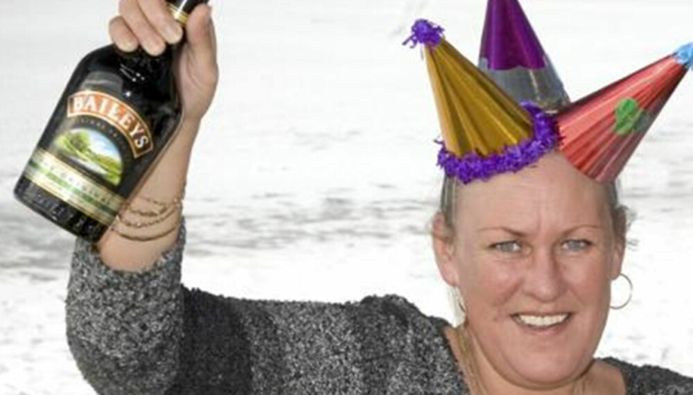 SKÅL FOR KJÆRLIGHETEN! Lisbeth Meisler og kjæresten hennes har gått hen og forlovet seg. SKÅL FOR KJÆRLIGHETEN! Lisbeth Meisler og kjæresten hennes har gått hen og forlovet seg.