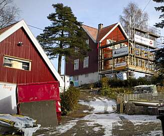 BLIR STØRRE: En ny, stor garasje er på plass og hagen har skrumpet inn til fordel for tilbygget. BLIR STØRRE: En ny, stor garasje er på plass og hagen har skrumpet inn til fordel for tilbygget.