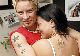 MERKET FOR LIVET: Vibeke og Gyda er glade i både tatoveringene sine og hverandre MERKET FOR LIVET: Vibeke og Gyda er glade i både tatoveringene sine og hverandre