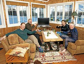 HYTTEKOS: Hytta på Lykkja i Hemsedal betyr mye for Cato. Dit drar han så ofte han kan, gjerne med kameratene (f.v.) Willy Persen, Svein Arild Arntsen og Gøran Simonsen. HYTTEKOS: Hytta på Lykkja i Hemsedal betyr mye for Cato. Dit drar han så ofte han kan, gjerne med kameratene (f.v.) Willy Persen, Svein Arild Arntsen og Gøran Simonsen.