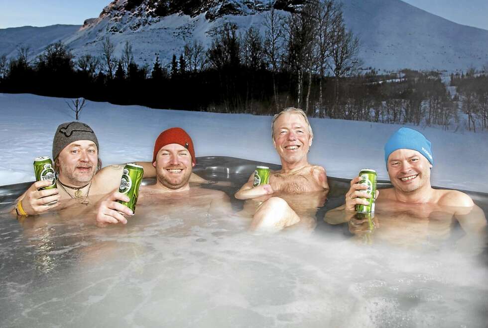 BOBLENDE GLEDE: - Hva smaker vel bedre enn kald øl i boblebadet etter en topptur? spør Cato og kameratene Gøran Simonsen (f.v.), Svein Arild Arntsen og Willy Persen. BOBLENDE GLEDE: - Hva smaker vel bedre enn kald øl i boblebadet etter en topptur? spør Cato og kameratene Gøran Simonsen (f.v.), Svein Arild Arntsen og Willy Persen.
