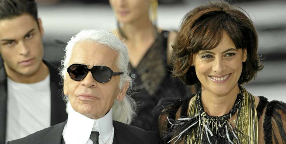 MODEN MODELL: Karl Lagerfeld med tidligere modell Ines de la Fressange under Chanels visning for vår/sommer 2011. MODEN MODELL: Karl Lagerfeld med tidligere modell Ines de la Fressange under Chanels visning for vår/sommer 2011.