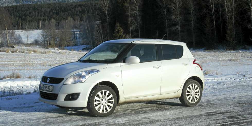 FORHOLDSVIS LIK: Utvendig er det ikke så mye som skiller nye Swift fra den gamle modellen, men Suzuki sier at det er en helt ny bil. FORHOLDSVIS LIK: Utvendig er det ikke så mye som skiller nye Swift fra den gamle modellen, men Suzuki sier at det er en helt ny bil.
