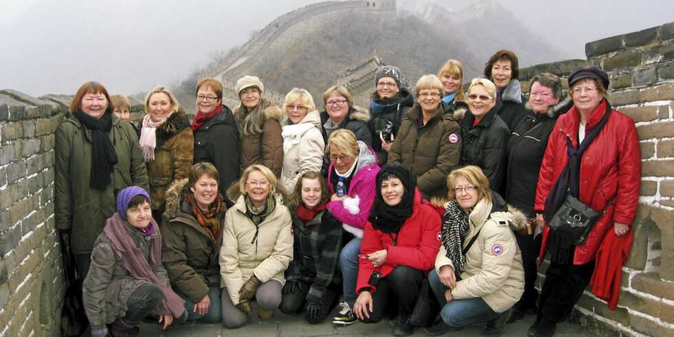 PÅ MUREN: Hjemme-lesere på Den kinesiske mur: Inger-Lise Eidhammer, Inger-Lise Svendsen, Anne Berit Kristiansen, Marthe Sikkerbol, Anne Elsebeth Kjus, Grethe Leira, Bente Pedersen, Vigdis Kjellemo, Bente Skiaker, Astrid Harstad, Else Eidsaa, Lise Skjåk Bræk, Kari Melkevik Andersen, Hilde Aamodt, Britt Trulssen, Marion Sjaavik, Jorid Hauge Olsen, Marianne Hauge Olsen, Anne Karin Nyheim, Ragnhild Antonsen og Johanne Solem. PÅ MUREN: Hjemme-lesere på Den kinesiske mur: Inger-Lise Eidhammer, Inger-Lise Svendsen, Anne Berit Kristiansen, Marthe Sikkerbol, Anne Elsebeth Kjus, Grethe Leira, Bente Pedersen, Vigdis Kjellemo, Bente Skiaker, Astrid Harstad, Else Eidsaa, Lise Skjåk Bræk, Kari Melkevik Andersen, Hilde Aamodt, Britt Trulssen, Marion Sjaavik, Jorid Hauge Olsen, Marianne Hauge Olsen, Anne Karin Nyheim, Ragnhild Antonsen og Johanne Solem.