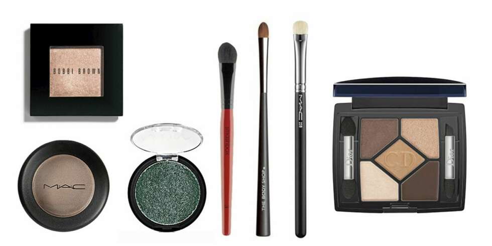 ØVERST FRA VENSTRE: Øyenskygge fra Bobbi Brown i Champagne (kr 215), øyenskygge fra MAC i fargen Shell (kr 145), øyenskygge fra Nouba i fargen Nombra (kr 199), Smashbox Blending Brush (kr 299), smal kost fra The Body Shop (kr 89), MAC Eyeshader Brush (kr 210) Dior øyenskyggepalett i Amber Design (kr 500) ØVERST FRA VENSTRE: Øyenskygge fra Bobbi Brown i Champagne (kr 215), øyenskygge fra MAC i fargen Shell (kr 145), øyenskygge fra Nouba i fargen Nombra (kr 199), Smashbox Blending Brush (kr 299), smal kost fra The Body Shop (kr 89), MAC Eyeshader Brush (kr 210) Dior øyenskyggepalett i Amber Design (kr 500)
