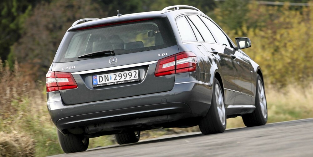 KANTER: Mercedes-hekken er betydelig mer boksformet enn BMW-bakparten. Det gir langt bedre bagasjeplass i E-klasse. KANTER: Mercedes-hekken er betydelig mer boksformet enn BMW-bakparten. Det gir langt bedre bagasjeplass i E-klasse.
