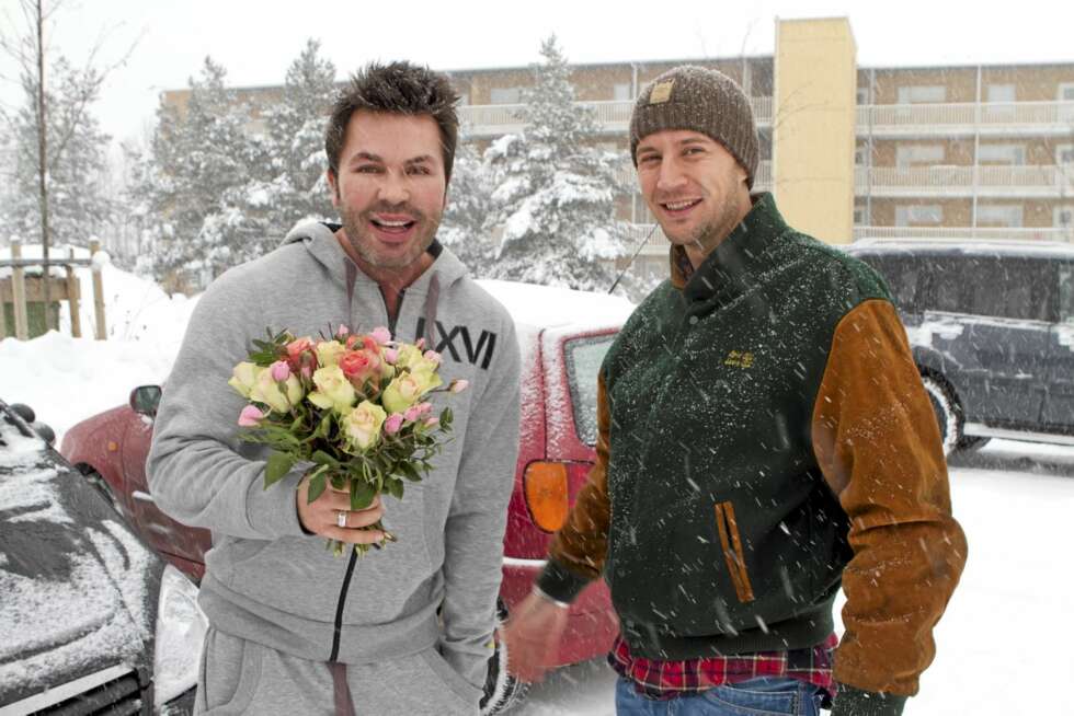 FØRST UTE: Her og Nås Philip Reiler var aller først ute med å gratulere Jan Thomas med førerkortet.. FØRST UTE: Her og Nås Philip Reiler var aller først ute med å gratulere Jan Thomas med førerkortet..