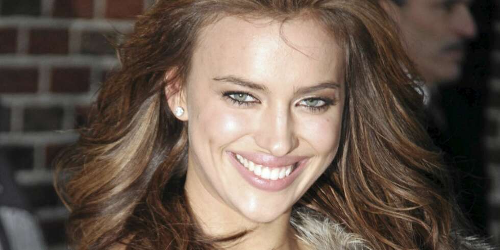 Irinia Shayk pryder førstesiden av årets Sports Illustrated Swimsuit Issue. Irinia Shayk pryder førstesiden av årets Sports Illustrated Swimsuit Issue.