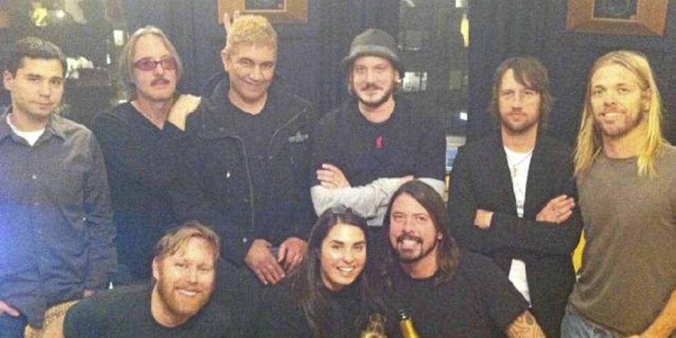 "Champagne, anyone?". Her er Twitter-bildet Foo Fighters sendte ut i forrige uke, etter at plateinnspillingen var over. Nå kommer de til Norge. "Champagne, anyone?". Her er Twitter-bildet Foo Fighters sendte ut i forrige uke, etter at plateinnspillingen var over. Nå kommer de til Norge.
