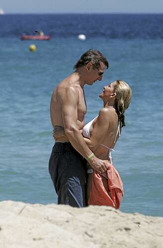 Liam Neeson og Natasha Richardson i St.Tropez sommeren 2006. De to ble regnet som et av de "stabile" parene Hollywood kunne skilte med. Liam Neeson og Natasha Richardson i St.Tropez sommeren 2006. De to ble regnet som et av de "stabile" parene Hollywood kunne skilte med.