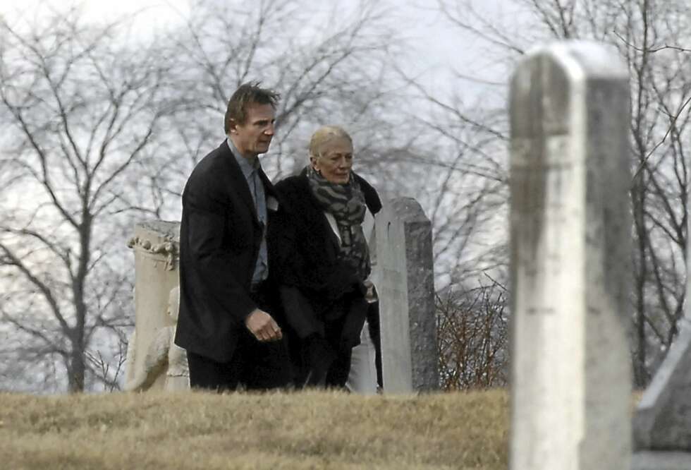 Liam Neeson trøstes av skuespillerkollega Vanessa Redgrave ved Natashas grav. Liam Neeson trøstes av skuespillerkollega Vanessa Redgrave ved Natashas grav.