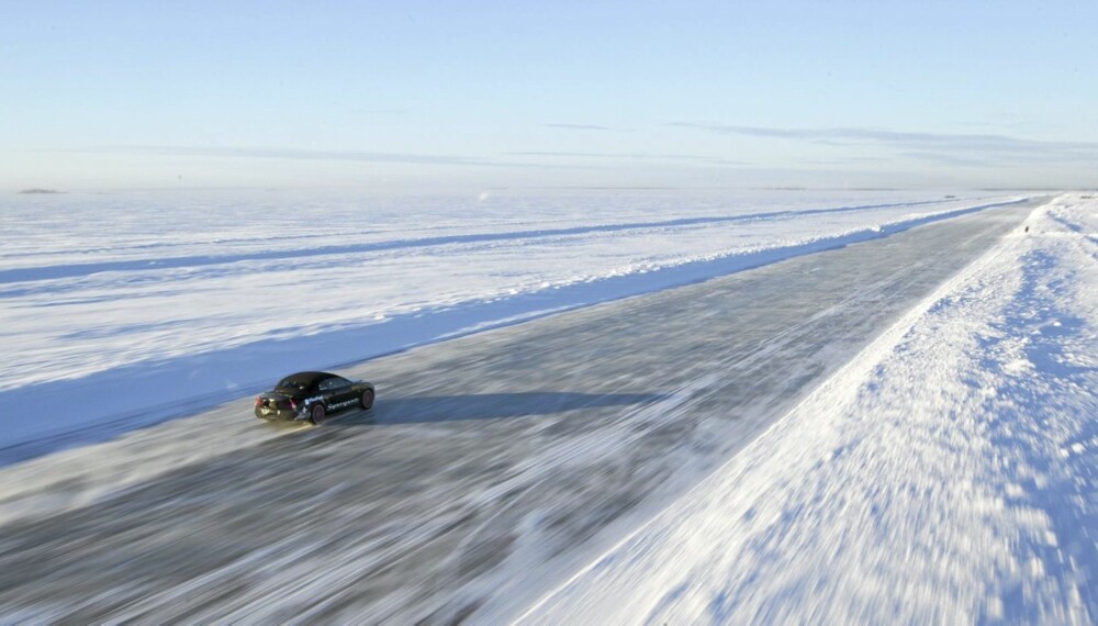 330 KM/T: Det er fort - vanvittig fort på is! 330 KM/T: Det er fort - vanvittig fort på is!