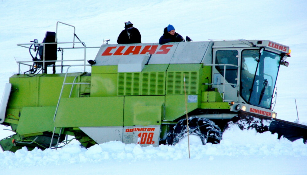 Skurtreskeren The Dominator - med James May bak rattet og Jeremy Clarkson og Richard Hammond som spente passasjerer. Kommer de seg fram gjennom Valdresfløya? Skurtreskeren The Dominator - med James May bak rattet og Jeremy Clarkson og Richard Hammond som spente passasjerer. Kommer de seg fram gjennom Valdresfløya?
