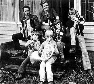 MUSIKKFAMILIE: Her er familien fotografert i lykkelige dager. Mor Bjørg (nå 72), far Per Kolbjørn (død) og barna Kjetil (49), Håvard (52), Ingunn (51) og Eivind (47) på trappen hjemme i Sunndalsøra. MUSIKKFAMILIE: Her er familien fotografert i lykkelige dager. Mor Bjørg (nå 72), far Per Kolbjørn (død) og barna Kjetil (49), Håvard (52), Ingunn (51) og Eivind (47) på trappen hjemme i Sunndalsøra.