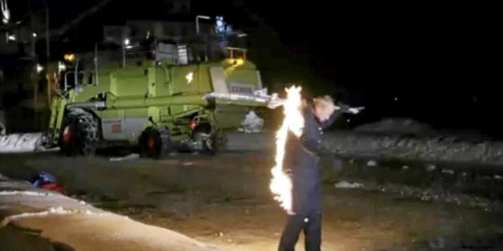 FLAMMEKASTER: Jeremy Clarkson var litt vel ivrig med flammekasteren på tur gjennom Beitostølen. FLAMMEKASTER: Jeremy Clarkson var litt vel ivrig med flammekasteren på tur gjennom Beitostølen.