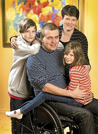 Tor og Eva Britt med deres to barn, Erlend og Helene. De siste 18 månedene har Tor vært mye borte på rehabiliteringssentre, for å trene seg opp igjen. Tor og Eva Britt med deres to barn, Erlend og Helene. De siste 18 månedene har Tor vært mye borte på rehabiliteringssentre, for å trene seg opp igjen.