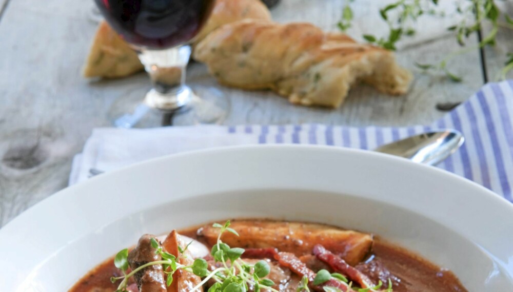 Coq au vin smaker aller best hvis du har tid til å marinere kyllingen over natten. Coq au vin smaker aller best hvis du har tid til å marinere kyllingen over natten.