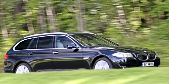 EGEN STIL: Langt panser og korte overheng foran og bak hjulene karakteriserer BMW 5-serie. EGEN STIL: Langt panser og korte overheng foran og bak hjulene karakteriserer BMW 5-serie.