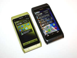 SYMBIAN^3: E7 er betydelig større enn Nokias første Symbian^3-telefon, N8. SYMBIAN^3: E7 er betydelig større enn Nokias første Symbian^3-telefon, N8.