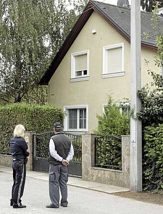 HUSET: Østerrikske politibetjenter holder vakt foran Priklopils hus i Strasshof utenfor Wien, hvor den kidnappede Natascha Kampusch ble holdt fanget. HUSET: Østerrikske politibetjenter holder vakt foran Priklopils hus i Strasshof utenfor Wien, hvor den kidnappede Natascha Kampusch ble holdt fanget.