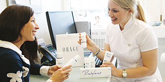 VEILEDNING: Ingvild (til venster) får kyndig produktveiledning fra kosmetisk sykepleier Silje Austnes. VEILEDNING: Ingvild (til venster) får kyndig produktveiledning fra kosmetisk sykepleier Silje Austnes.