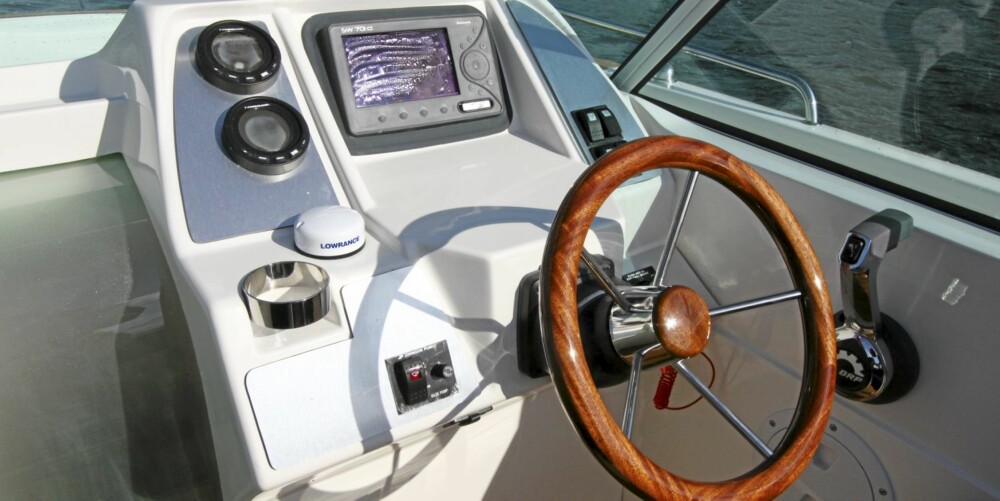 DETALJER: På noen områder kunne OceanMaster 660 WA vært mer moderne. Lakkert treratt er ikke siste skrik. DETALJER: På noen områder kunne OceanMaster 660 WA vært mer moderne. Lakkert treratt er ikke siste skrik.