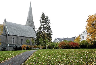 VÅLERENGA KIRKE: Etter 15 år som sogneprest i Vålerenga menighet, flytter Einar Gelius nå ut av presteboligen (til høyre i bildet). VÅLERENGA KIRKE: Etter 15 år som sogneprest i Vålerenga menighet, flytter Einar Gelius nå ut av presteboligen (til høyre i bildet).