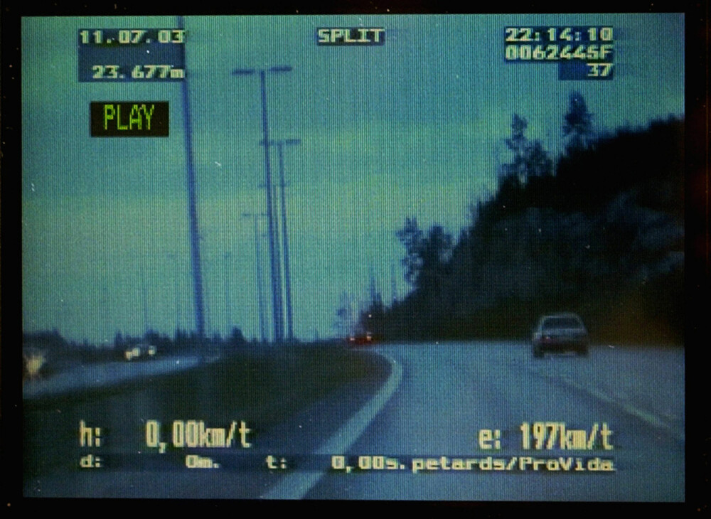 FOTGJENGER: Bilføreren som UP måler på dette bildet må belage seg på å være fotgjenger en god stund. 197 km/t i en 100-sone kvalifiserer til rundt to og et halvt år uten førerkort. FOTGJENGER: Bilføreren som UP måler på dette bildet må belage seg på å være fotgjenger en god stund. 197 km/t i en 100-sone kvalifiserer til rundt to og et halvt år uten førerkort.