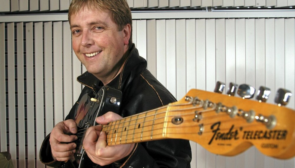 TRUBADUR: Tore Strømøy elsker å sitte alene og spille gitar. Hans største forbilde er Bruce Springsteen. TRUBADUR: Tore Strømøy elsker å sitte alene og spille gitar. Hans største forbilde er Bruce Springsteen.