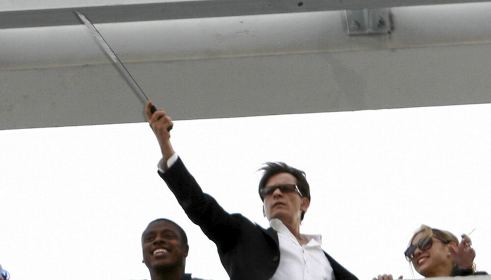 Charlie Sheen veivet med en diger machete da han ble oppsagt forleden. Nå har politiet forsikret seg om at den ubalanserte skuespilleren ikke har ildvåpen i huset. Charlie Sheen veivet med en diger machete da han ble oppsagt forleden. Nå har politiet forsikret seg om at den ubalanserte skuespilleren ikke har ildvåpen i huset.