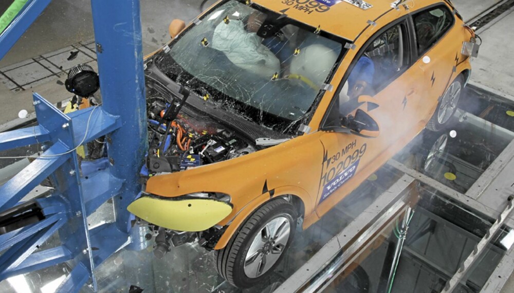 KRASJTEST: C30 Electric er krasjtestet på flere måter. Her treffer den en _stolpe_. FOTO: Volvo KRASJTEST: C30 Electric er krasjtestet på flere måter. Her treffer den en _stolpe_. FOTO: Volvo