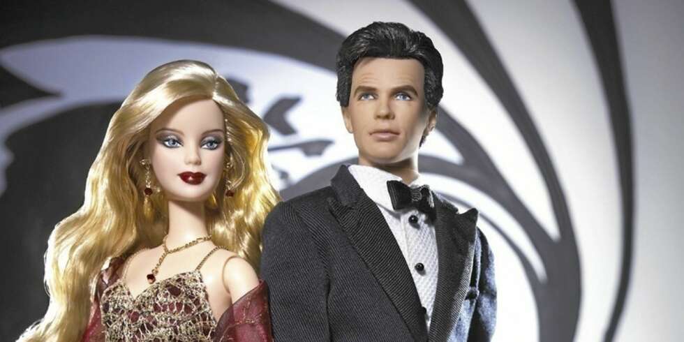 Barbie og Ken ble par igjen på valentinerdagen tidsnok til å feire 50-årsdagen til Ken. Barbie og Ken ble par igjen på valentinerdagen tidsnok til å feire 50-årsdagen til Ken.
