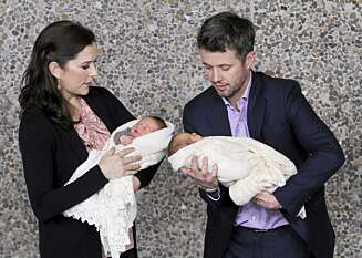 Kronprins Frederik og kronprinsesse Mary med sitt ferske tvillingpar. Kronprins Frederik og kronprinsesse Mary med sitt ferske tvillingpar.