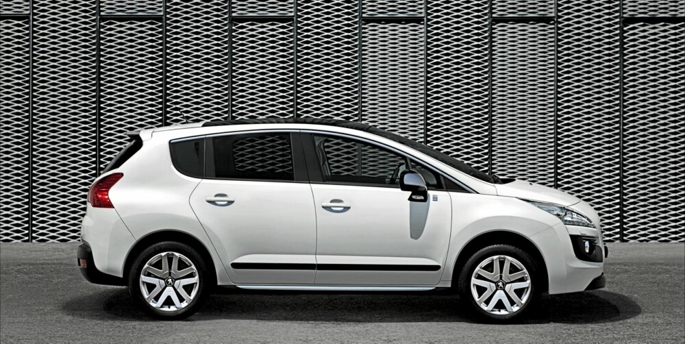 FULLHYBRID: Peugeot 3008 Hybrid kan også kjøres bare på elmotor. FOTO: Peugeot FULLHYBRID: Peugeot 3008 Hybrid kan også kjøres bare på elmotor. FOTO: Peugeot