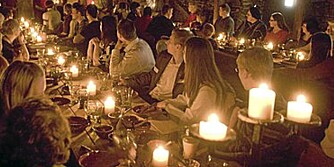 Inviter en haug venner på middag. Inviter en haug venner på middag.