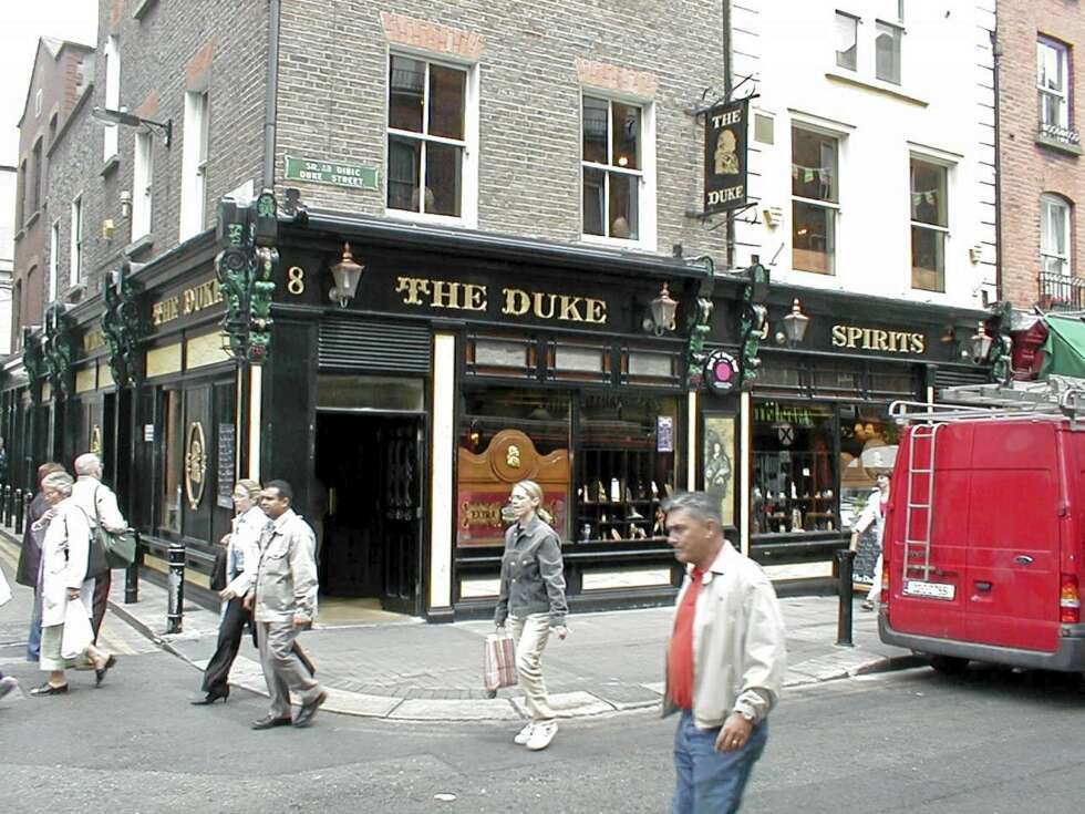 Vil du ha en litterær pubrunde der skuespillere fremfører verker er James Joyce, Oscar Wilde og Samuel Beckett, drar du på The Duke Pub. Vil du ha en litterær pubrunde der skuespillere fremfører verker er James Joyce, Oscar Wilde og Samuel Beckett, drar du på The Duke Pub.