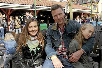 Stockholm 2010-04-24
GRÖNA LUND Tivoli öppnar för säsongen.
På bilden: Sanna Lundell med Mikael Persbrandt och dotter
Photo: Patrik Jonsson Code: 2085
STELLA PICTURES Stockholm 2010-04-24
GRÖNA LUND Tivoli öppnar för säsongen.
På bilden: Sanna Lundell med Mikael Persbrandt och dotter
Photo: Patrik Jonsson Code: 2085
STELLA PICTURES