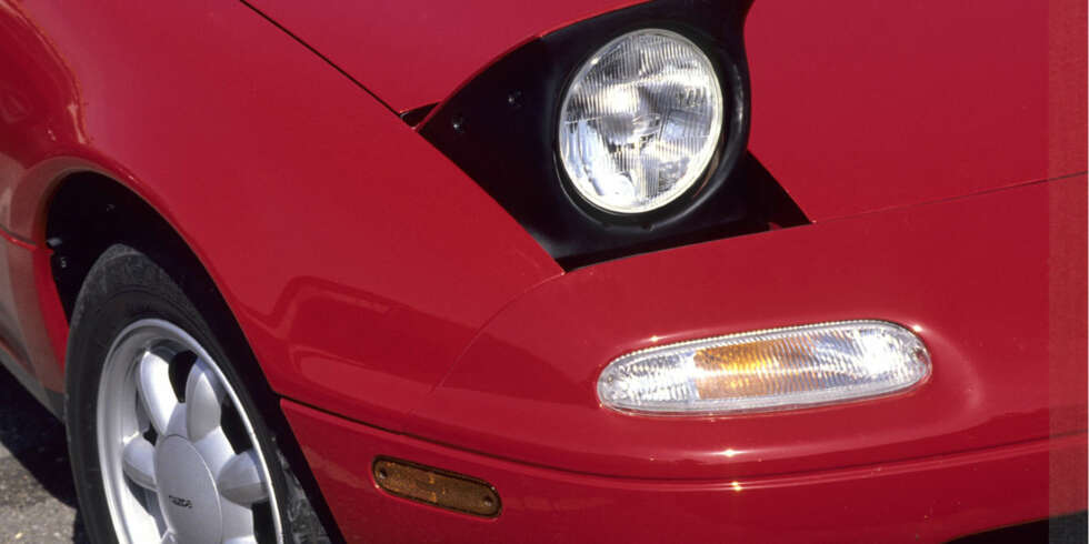 NOSTALGI: I 1990 ga Mazda MX-5 riktige vibrasjoner med stilekte vippelykter og felger. NOSTALGI: I 1990 ga Mazda MX-5 riktige vibrasjoner med stilekte vippelykter og felger.