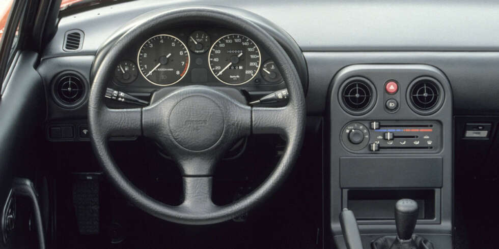 DET DU TRENGER: Enkelt og nøkternt dashbord på 1990-modellen av Mazda MX-5. DET DU TRENGER: Enkelt og nøkternt dashbord på 1990-modellen av Mazda MX-5.