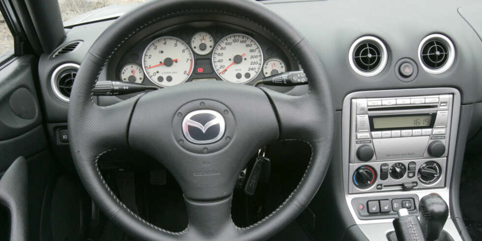 MER UTSTYR: I 2005 krevde MX-5-kundene mer luksus enn i 1990. MER UTSTYR: I 2005 krevde MX-5-kundene mer luksus enn i 1990.
