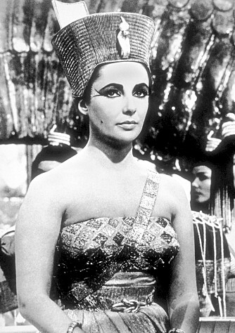 Elizabeth Taylor hadde, som en av svært få stjerner, hele to Oscar-statuetter på peishylla. Hun fikk ingen Oscar for sin Cleopatra, men det er kan hende den rollen som gjorde henne til et uovertruffent ikon. Elizabeth Taylor hadde, som en av svært få stjerner, hele to Oscar-statuetter på peishylla. Hun fikk ingen Oscar for sin Cleopatra, men det er kan hende den rollen som gjorde henne til et uovertruffent ikon.