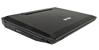 LIKT: G53JW kunne på mange måter like gjerne vært sluppet av Alienware istedenfor Asus. Designet er også knall likt storebroren G73JW. LIKT: G53JW kunne på mange måter like gjerne vært sluppet av Alienware istedenfor Asus. Designet er også knall likt storebroren G73JW.
