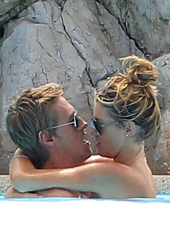 IDYLLEN BRISTER: Dette bildet av Peter og Abigail Clancy ble tatt bare noen uker før fotballstjernen ble tatt med buksene nede. IDYLLEN BRISTER: Dette bildet av Peter og Abigail Clancy ble tatt bare noen uker før fotballstjernen ble tatt med buksene nede.