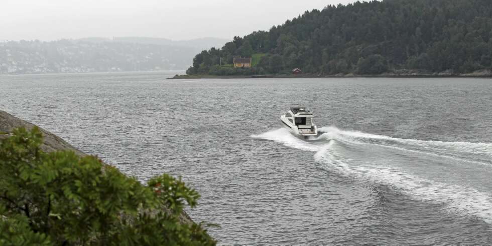 UROLIG VÆR: Galeon 340 Fly tåler det meste av norsk ""sommervær"". UROLIG VÆR: Galeon 340 Fly tåler det meste av norsk ""sommervær"".
