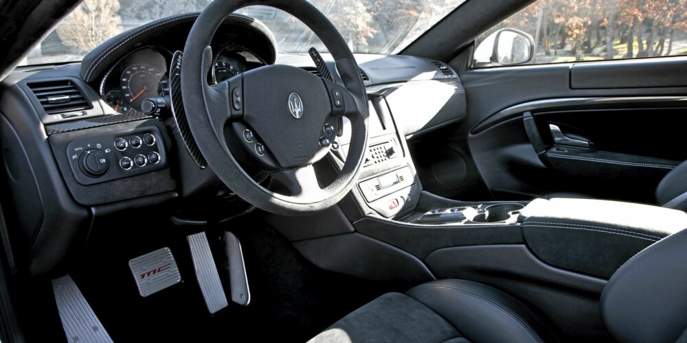 KARBONFIBER: Lav vekt og racingassosiasjoner gjør karbonfiber til det perfekte materialet for denne bilen. KARBONFIBER: Lav vekt og racingassosiasjoner gjør karbonfiber til det perfekte materialet for denne bilen.