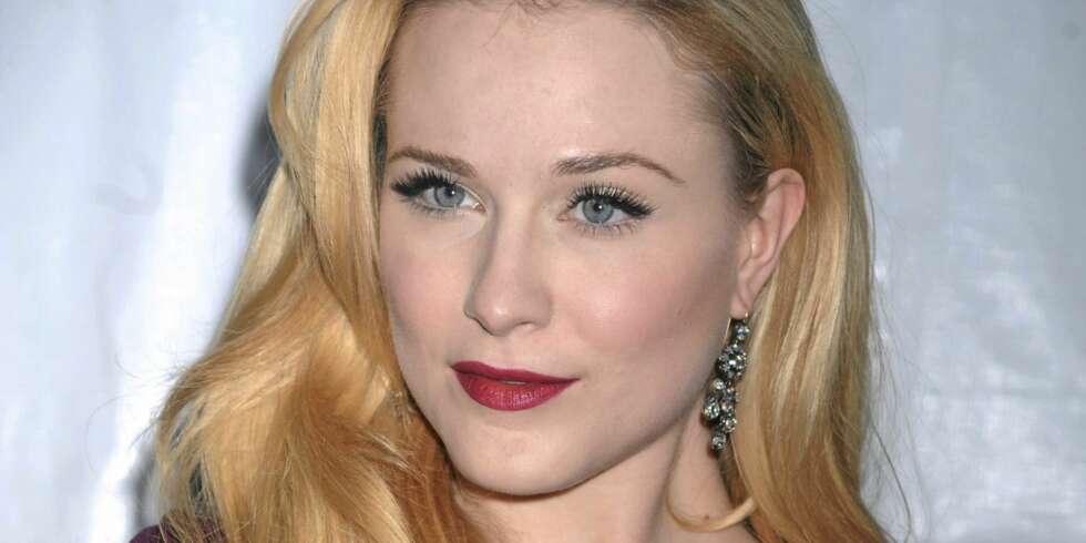 Evan Rachel Wood måtte ty til en aldri så liten duskeprotese da hun skulle spille inn en nakenscene i sin seneste film. Evan Rachel Wood måtte ty til en aldri så liten duskeprotese da hun skulle spille inn en nakenscene i sin seneste film.