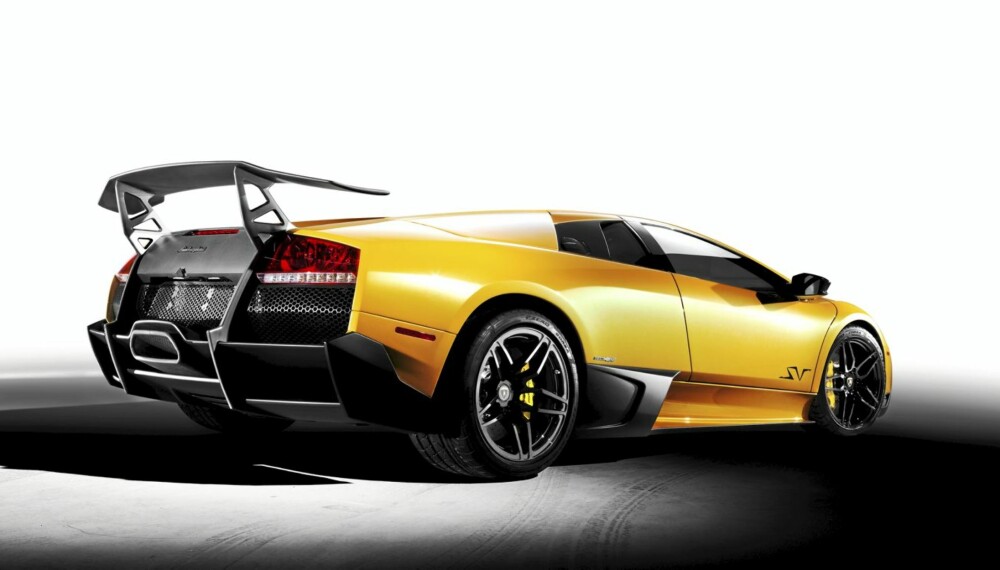 VOLDSOM: Lamborghini Murciélago SV har en voldsom vinge. VOLDSOM: Lamborghini Murciélago SV har en voldsom vinge.